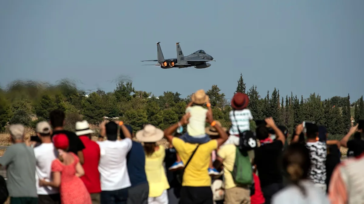 Queda de F-4 Phantom interrompe demonstração aérea na Grécia