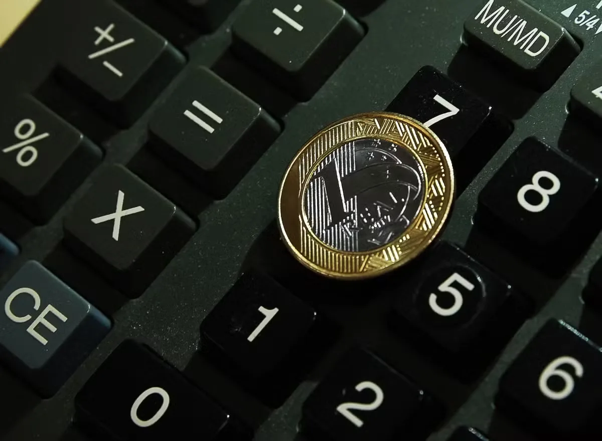 Juros futuros recuam com pesquisa eleitoral e curva perde inclinação