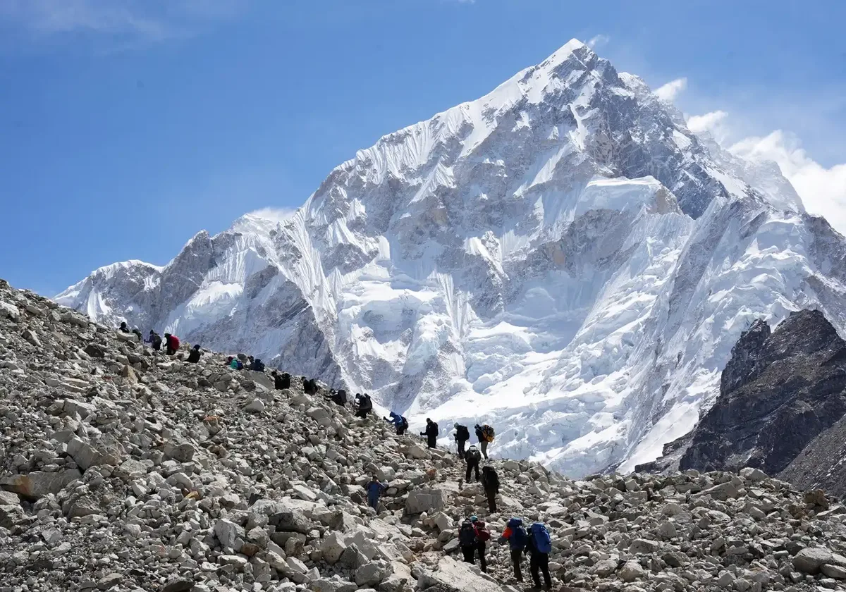 Urina e combustíveis aquecem geleira próxima ao acampamento do Everest