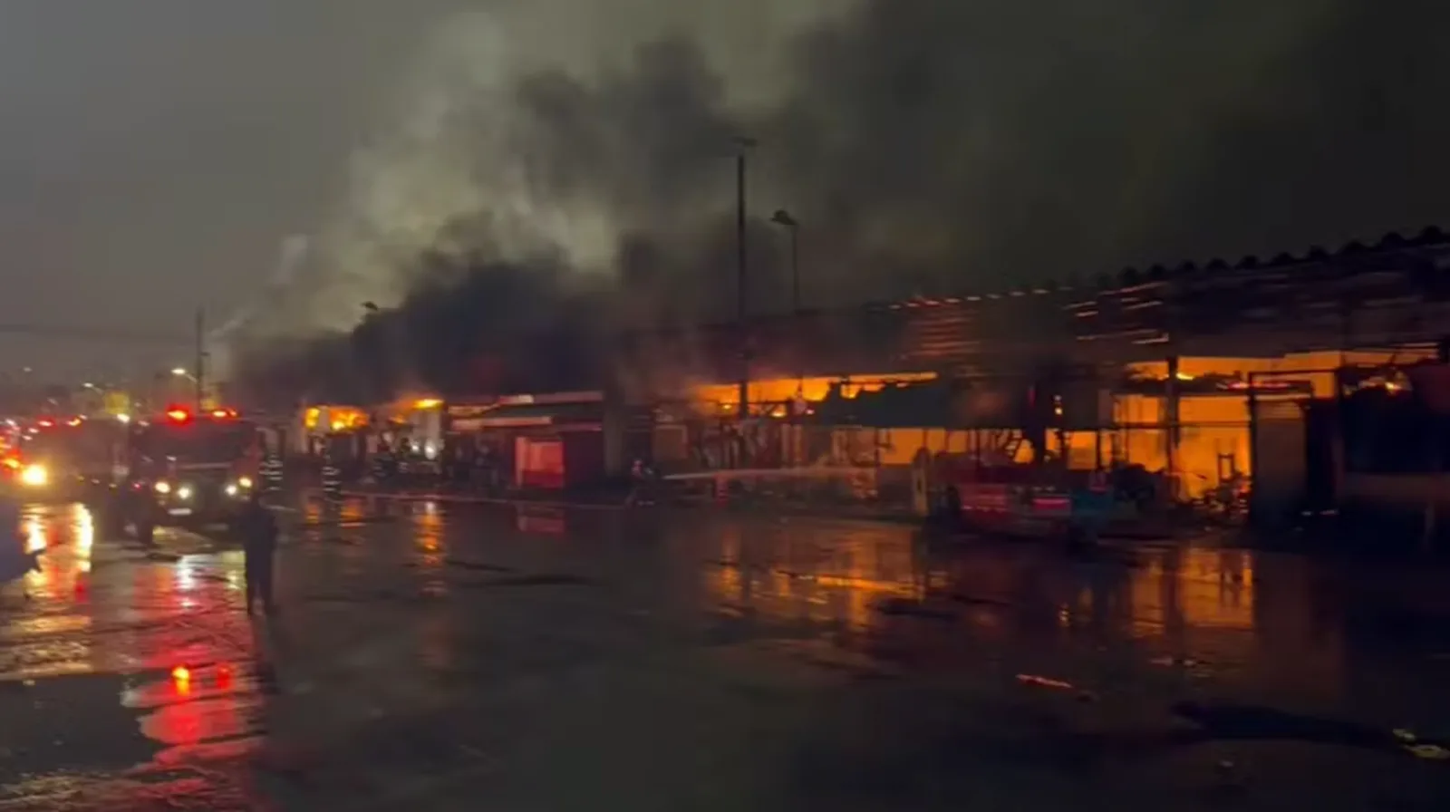 Incêndio atinge galpão da Ceagesp e leva à interdição do imóvel em São Paulo