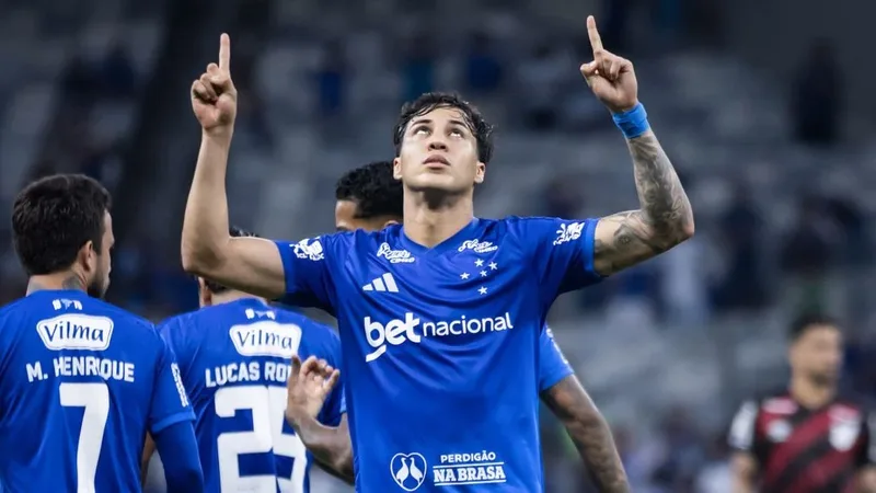 Cruzeiro supera Athletico-PR por 3 a 1 e encosta no G5