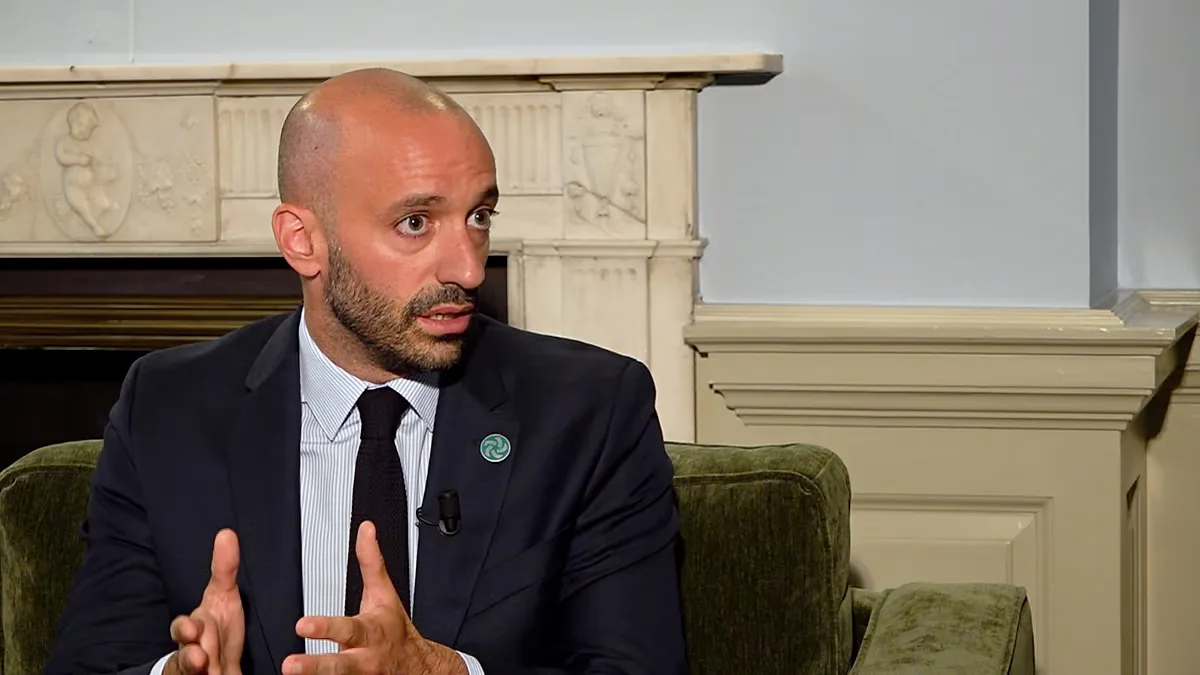 Fragmentação no centro desafia estratégia contra Le Pen na eleição francesa