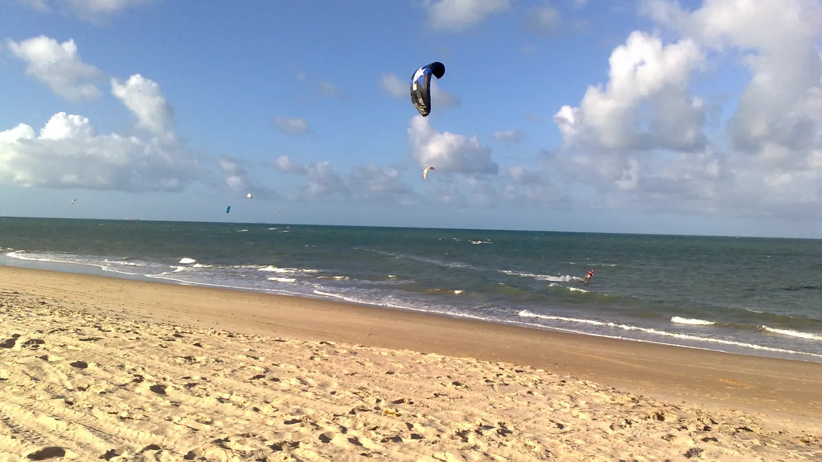 Cumbuco reúne dunas, lagoas e ventos favoráveis ao kitesurf no Ceará