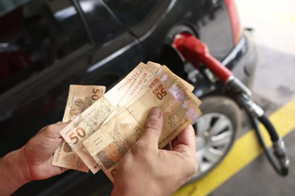 Governo reduz tributos da gasolina e cria subsídio para o diesel