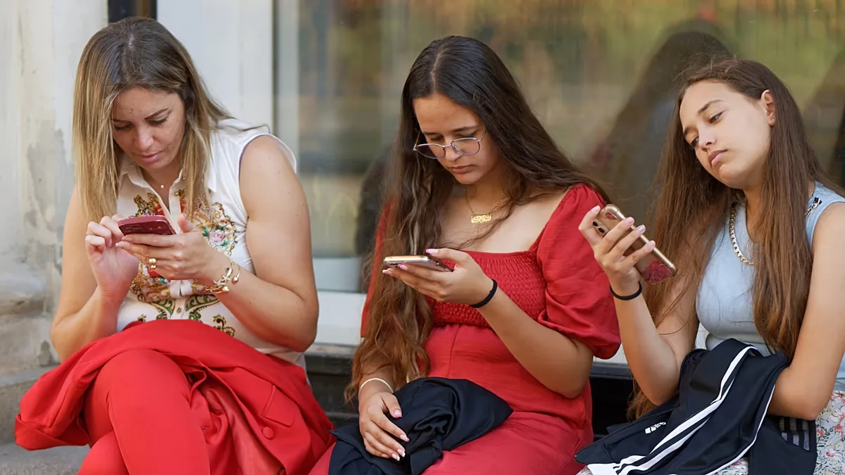 Estudo testa pop-ups para alertar jovens sobre riscos das redes sociais