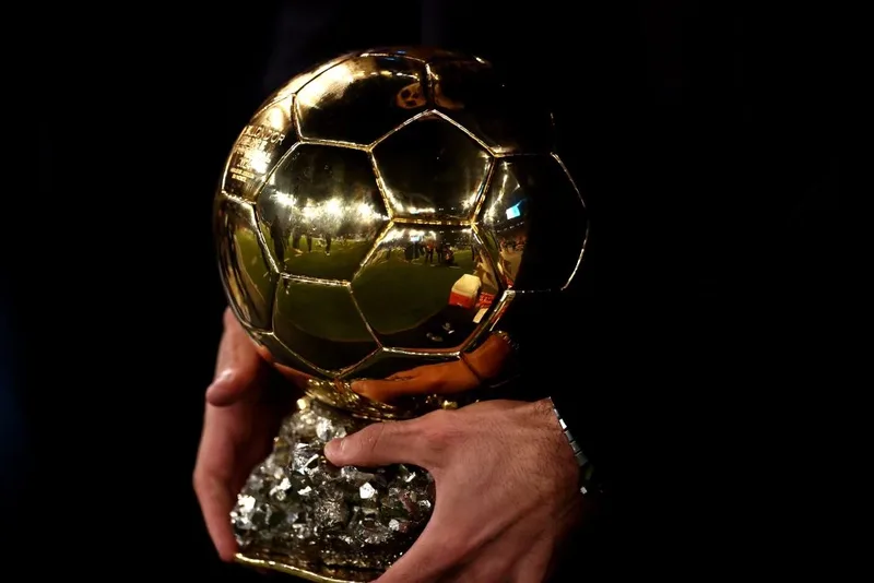 Bola de Ouro 2026 reúne três brasileiros e dez jogadores do PSG