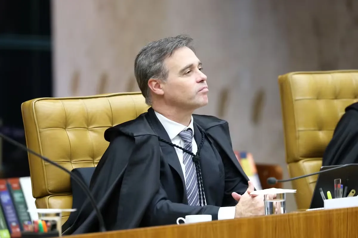 Mendonça afasta diretor-geral da PF e aponta monitoramento ilegal