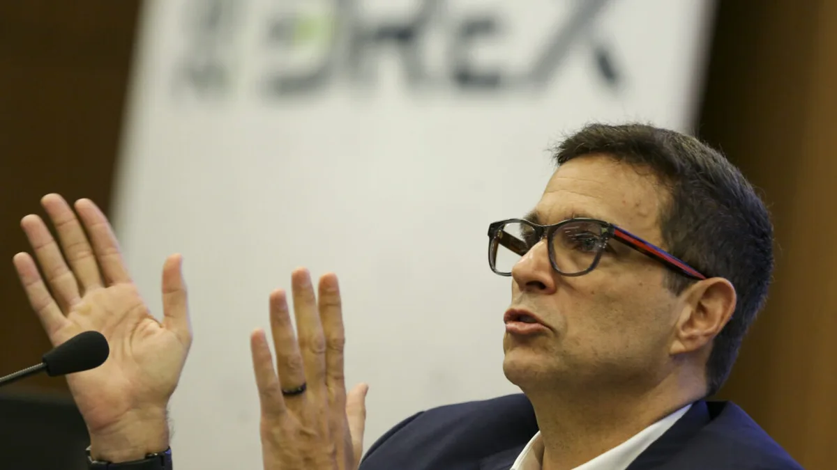 Roberto Campos Neto defende ajuste fiscal e alerta para pressão sobre as contas públicas