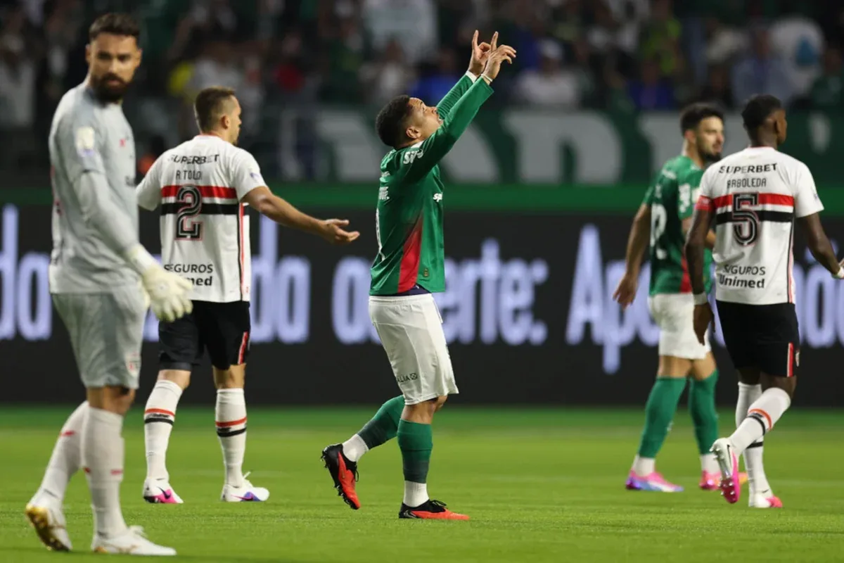 Palmeiras vence clássico e fica na ponta do Brasileirão