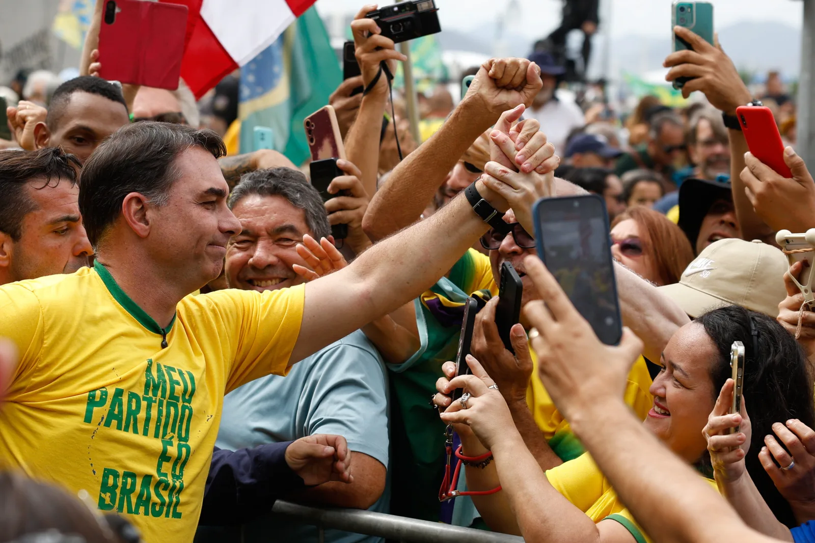 Forças de segurança dispersam protesto contra Flávio na Avenida Paulista