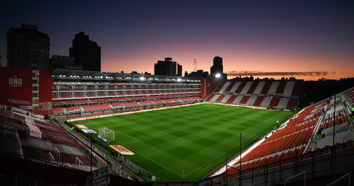 Estudiantes e Corinthians duelam pelas quartas da Libertadores nesta quarta