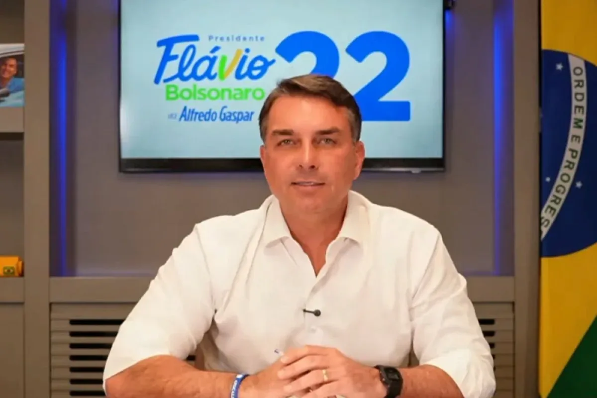 Flávio Bolsonaro estreia canal digital de campanha com programação contínua