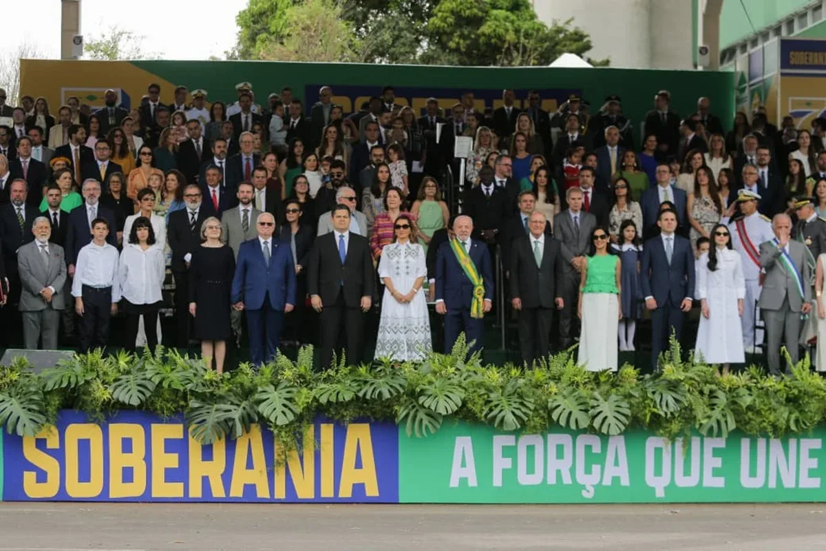 Lula acompanha desfile de 7 de Setembro ao lado de chefes dos Três Poderes