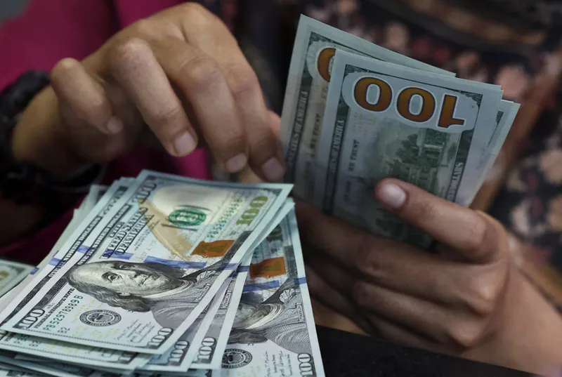 Dólar recua com cenário eleitoral apertado e atenção a inflação nos EUA
