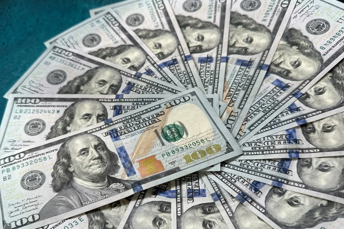 Dólar recua e Ibovespa sobe após empate entre Lula e Flávio Bolsonaro