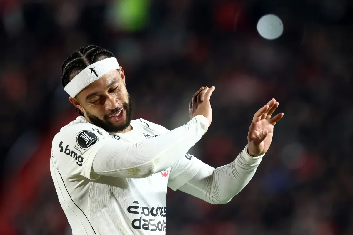Corinthians prepara defesa de Memphis Depay após notificação da Conmebol