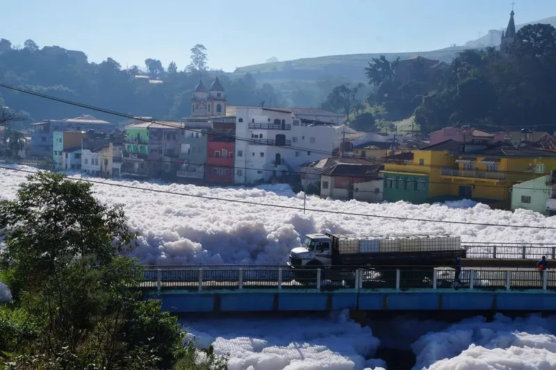 Rio Tietê se aproxima do transbordamento em meio a chuvas fortes em São Paulo