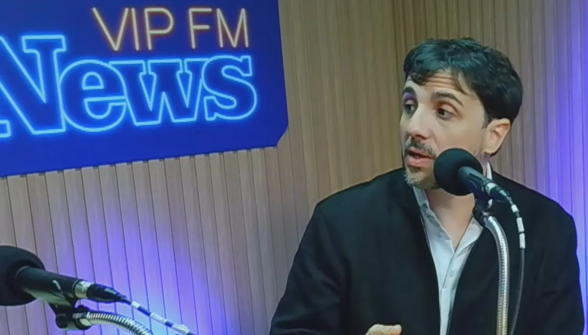 Renan Santos chama Flávio Bolsonaro de 'criminoso': 'Lance do Flávio é ficar rico e comprar imóveis'