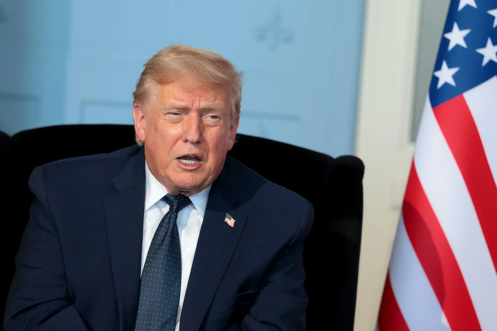 Trump resiste a novas regras de IA enquanto EUA disputam liderança com a China