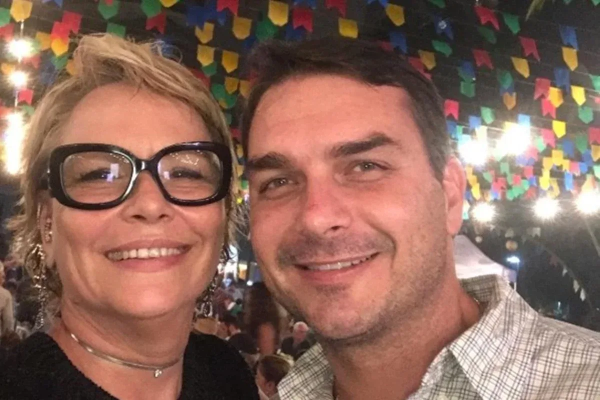Mãe de Flávio, Carlos e Eduardo Bolsonaro recebe R$ 1 milhão para disputar a Câmara
