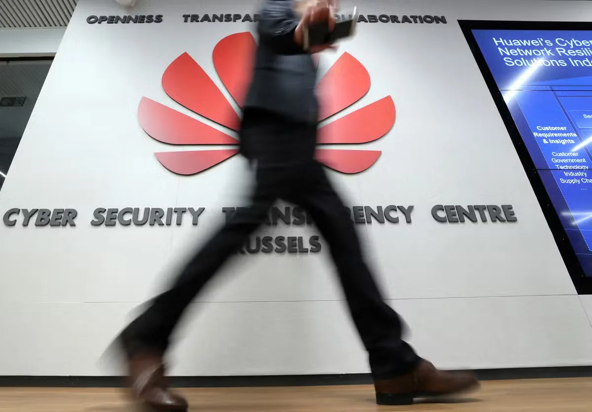 Huawei apresenta dobrável de duas dobras com preço de até 24.999 yuans