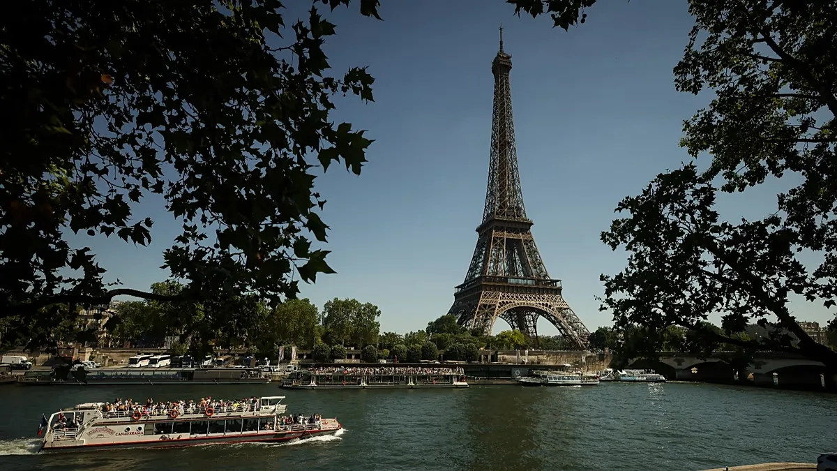 Torre Eiffel deve reabrir após paralisação por afastamento de funcionárias