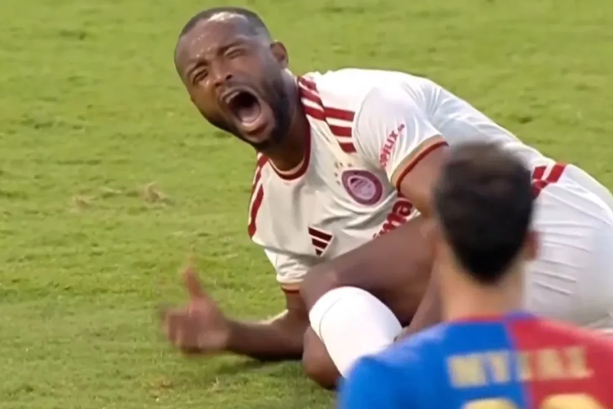 Ayoub El Kaabi sofre fratura na perna durante jogo do Campeonato Grego