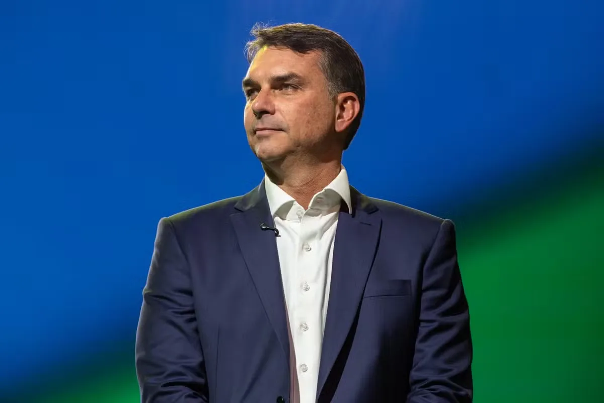 Flávio Bolsonaro diz que ataques são a Moraes e cobra análise de impeachment