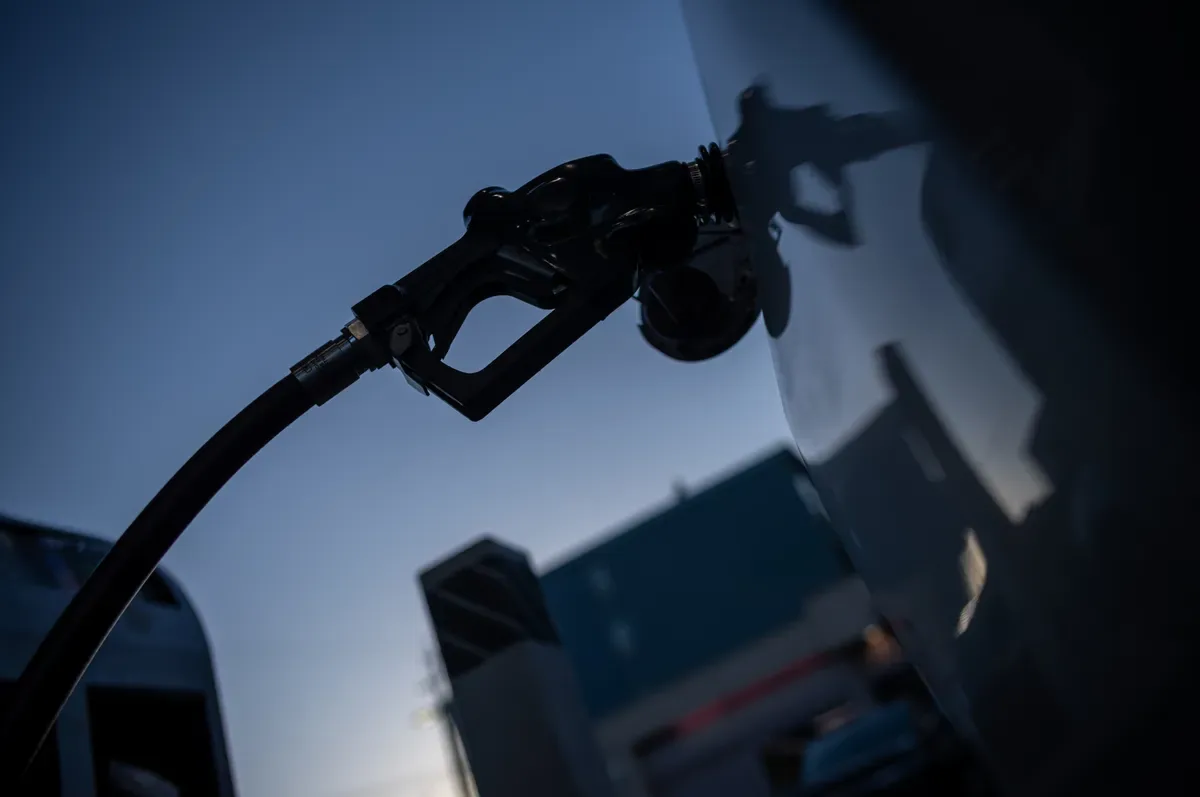 Gasolina acima de US$ 4 pressiona viagens e orçamento nos Estados Unidos