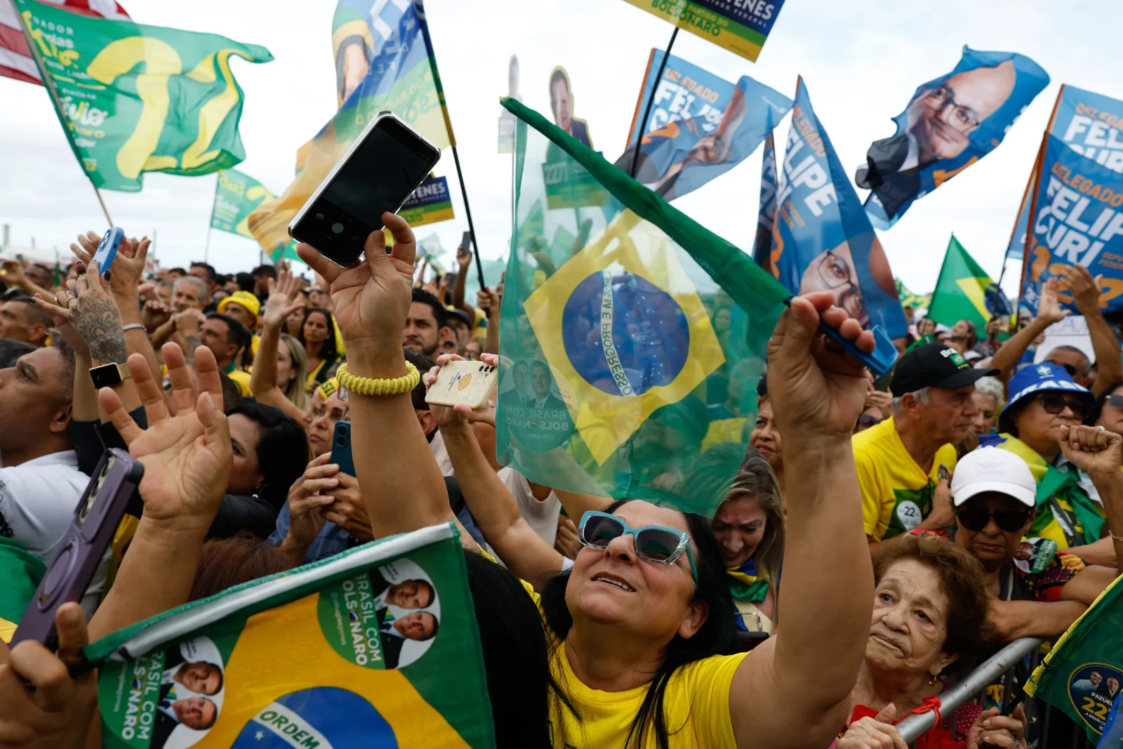 Ato de Flávio Bolsonaro na Paulista reúne 28,5 mil pessoas, estima levantamento