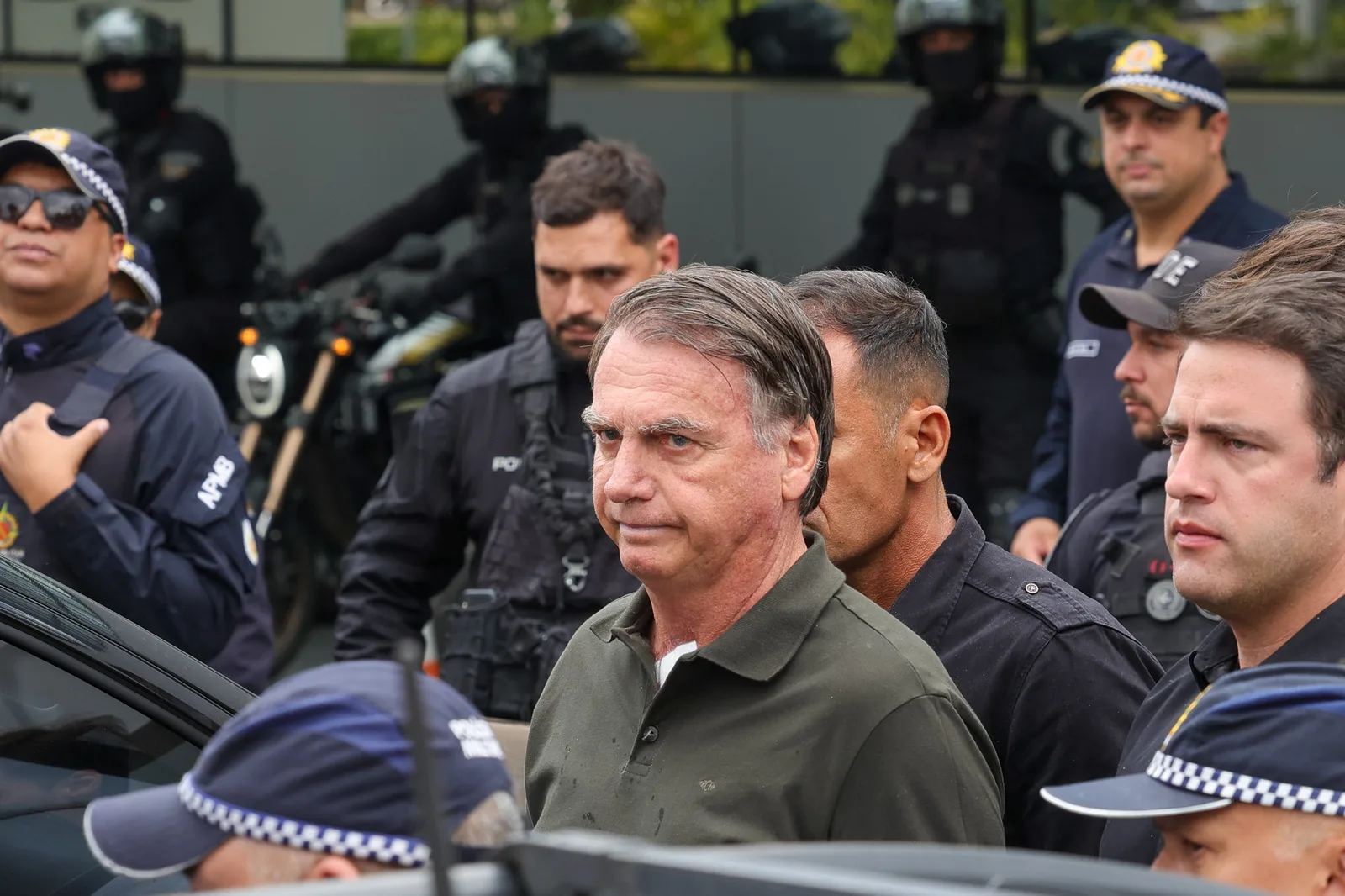 Moraes inclui cinco parentes de Bolsonaro em visitas permanentes