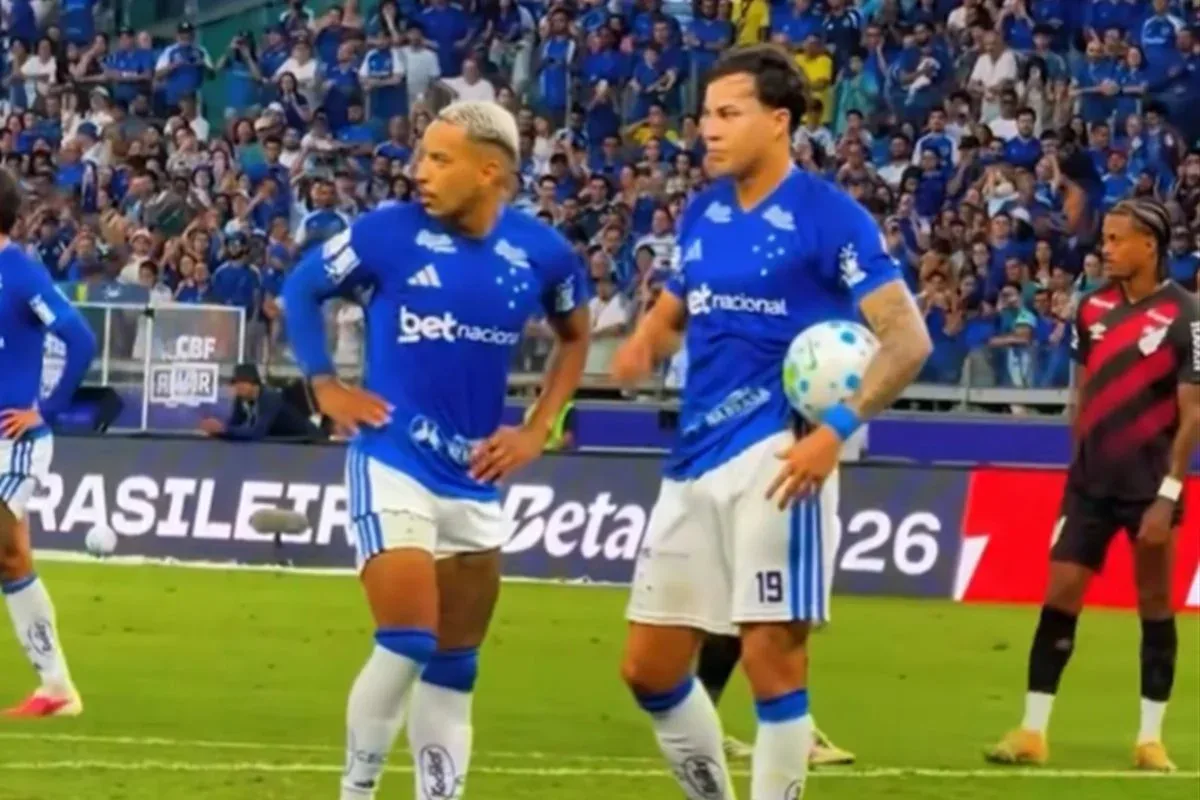 Cruzeiro vence Athletico-PR com pênalti de Kaio Jorge após discussão