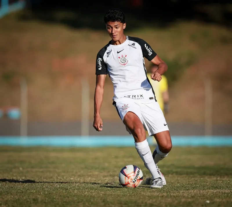 Corinthians pode lançar zagueiro de 17 anos contra o Flamengo