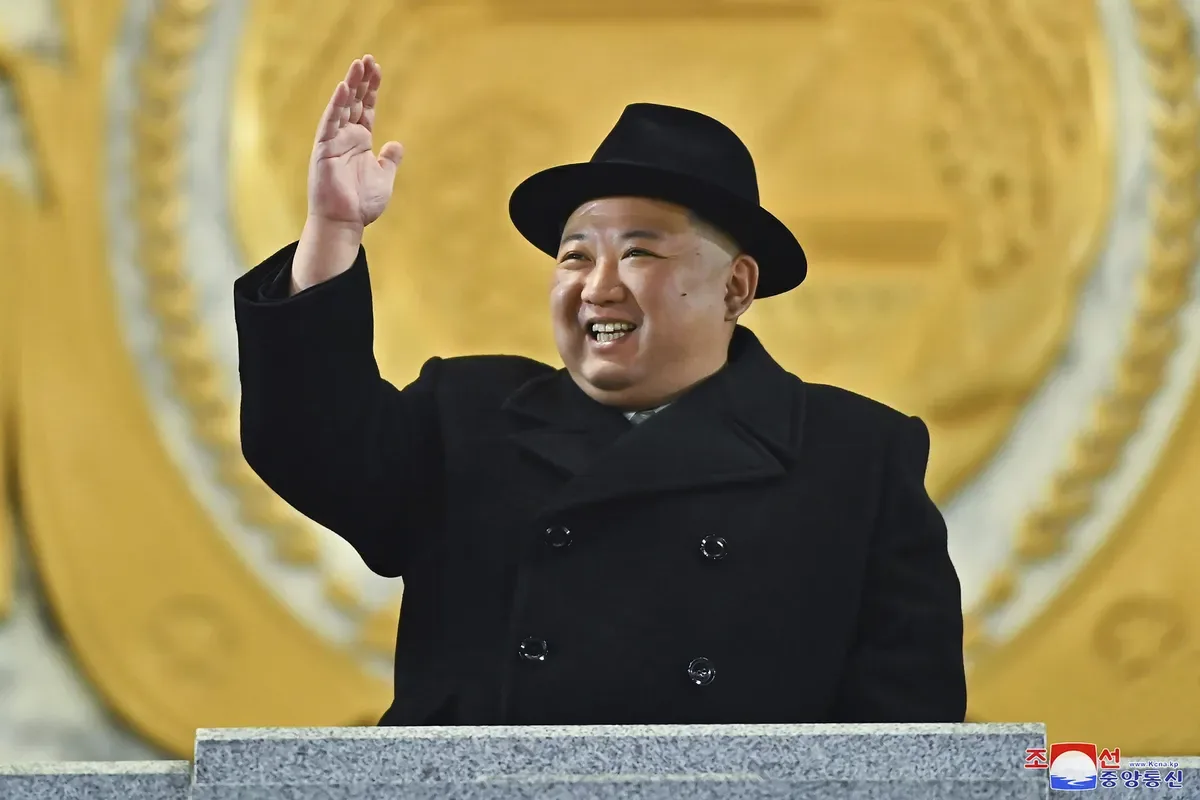 Kim Jong-un vincula novo contratorpedeiro a sistema nuclear da Coreia do Norte