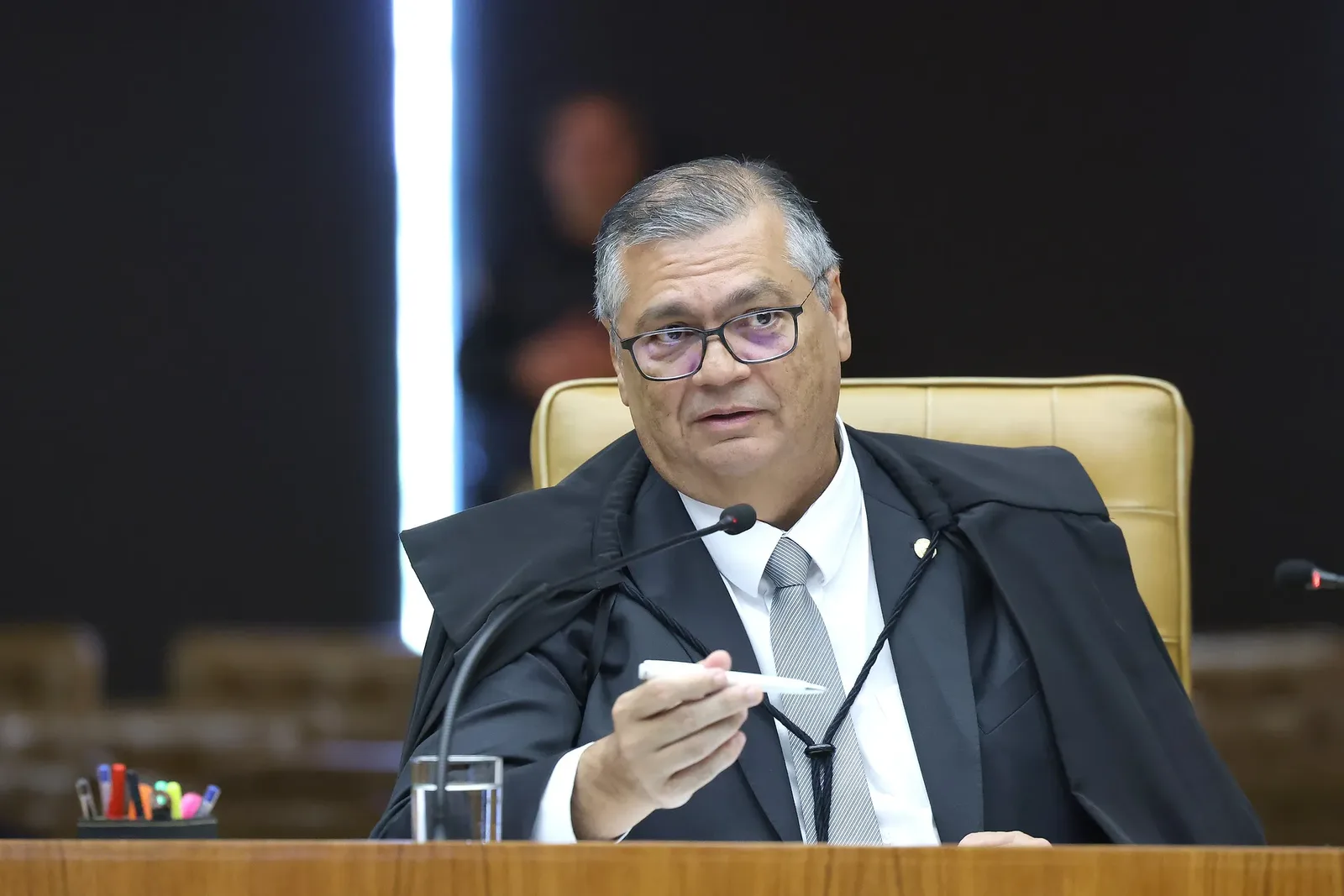 Dino retira sigilo de investigação sobre suspeitas envolvendo Mário Frias