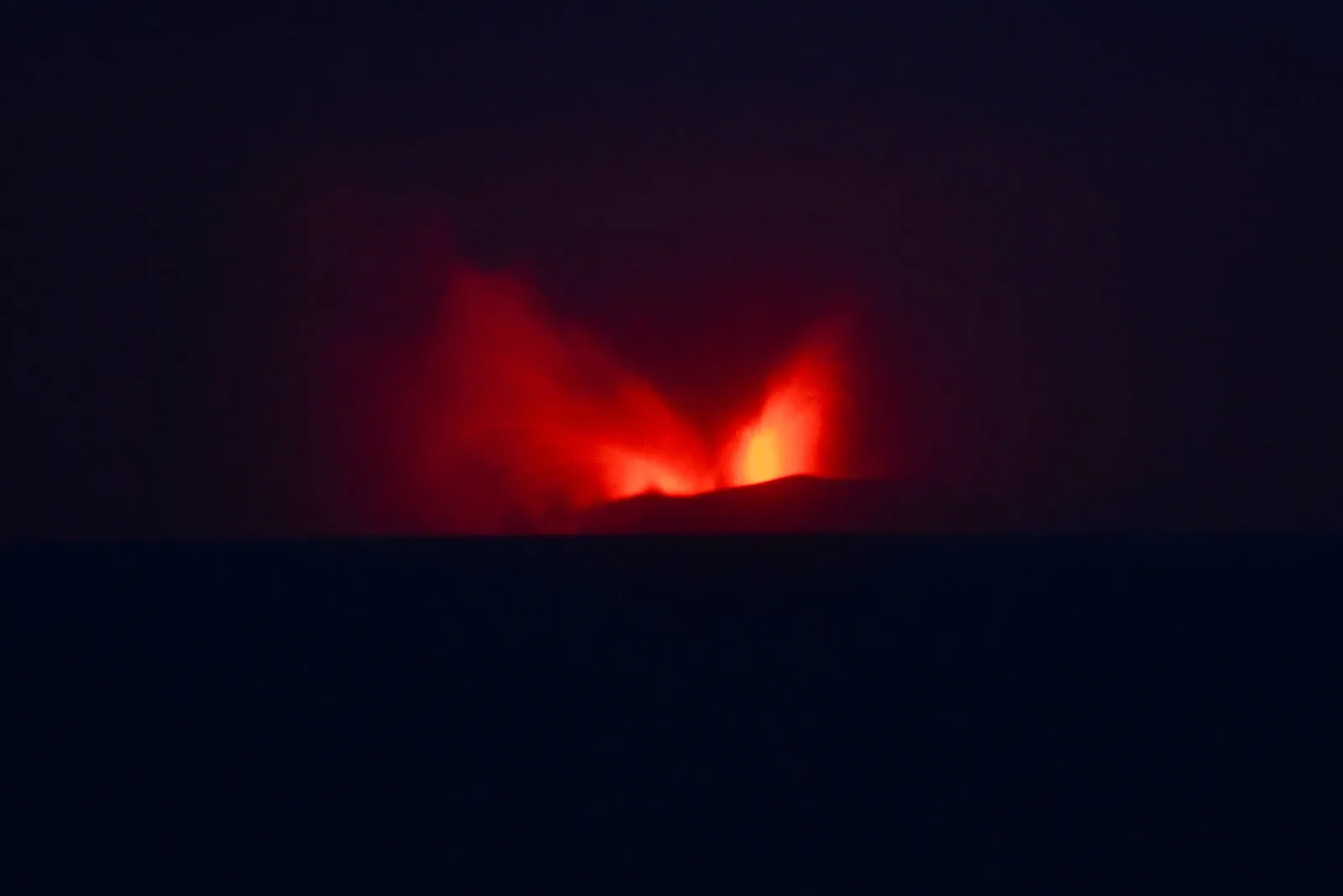 Erupção do Anak Krakatau suspende voos em aeroportos da Indonésia