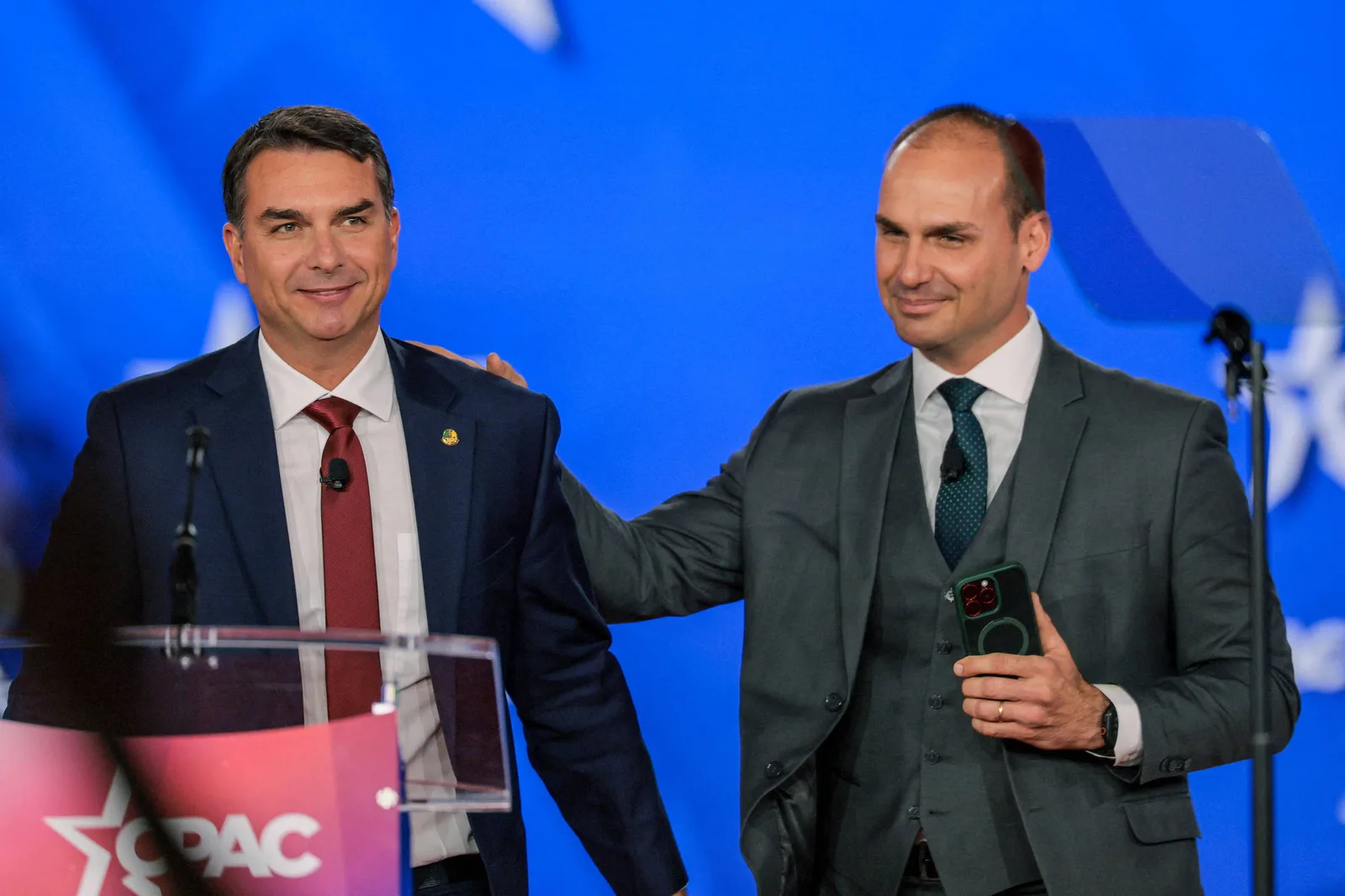 Flávio Bolsonaro negociava recursos para 'Dark Horse' com Vorcaro, e Eduardo era gestor do dinheiro, diz PF