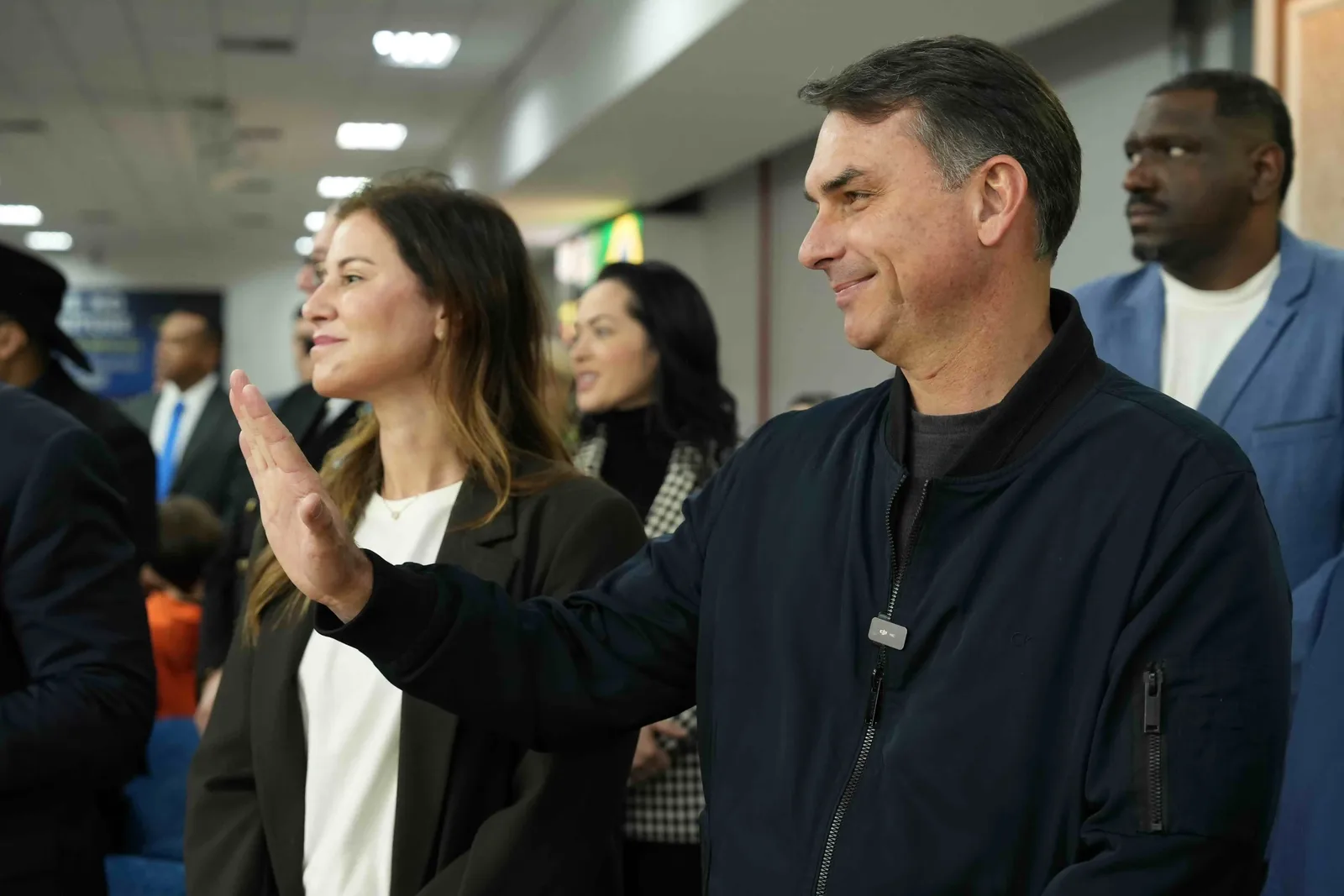 Flávio Bolsonaro diz que interferências não impedirão sua candidatura